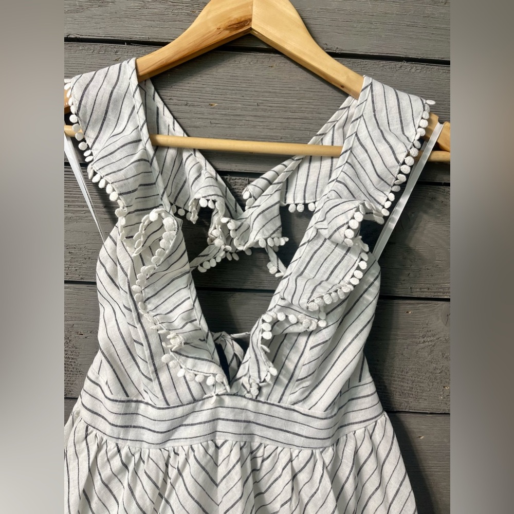 Selfie Leslie White Linen Striped Shorts Romper Criss Cross Back Sz M Summer - Picture 4 of 15